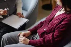 woman talking with therapists about using glp 1s and alcohol.